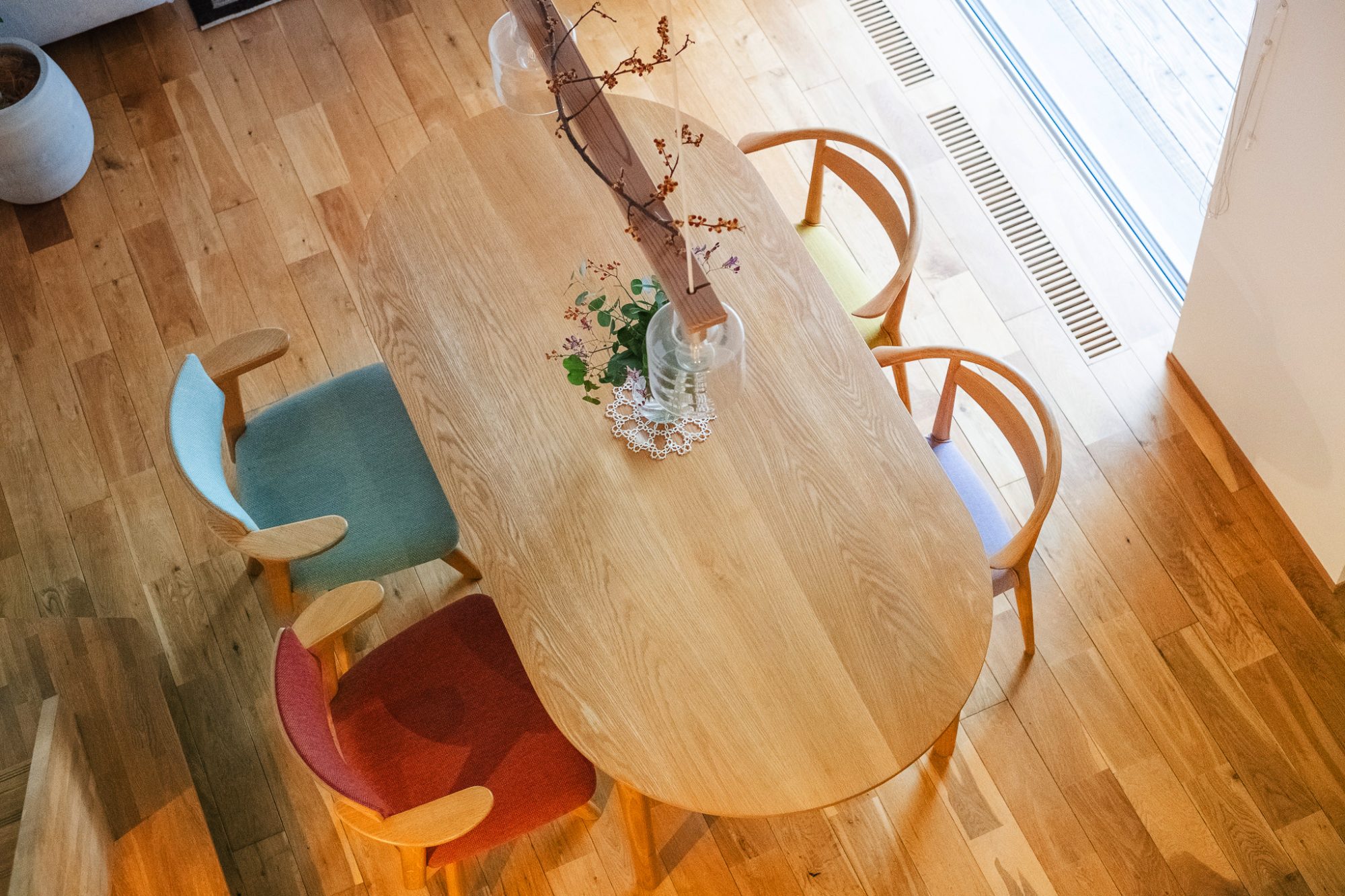 家で過ごす時間が、いちばん幸せ。小林夫妻が選んだ、大きなテーブルのある暮らし